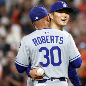 あと一人でノーノ―を逃した山本はロバーツ監督に労われ苦笑い（写真：Imagn/ロイター/アフロ）