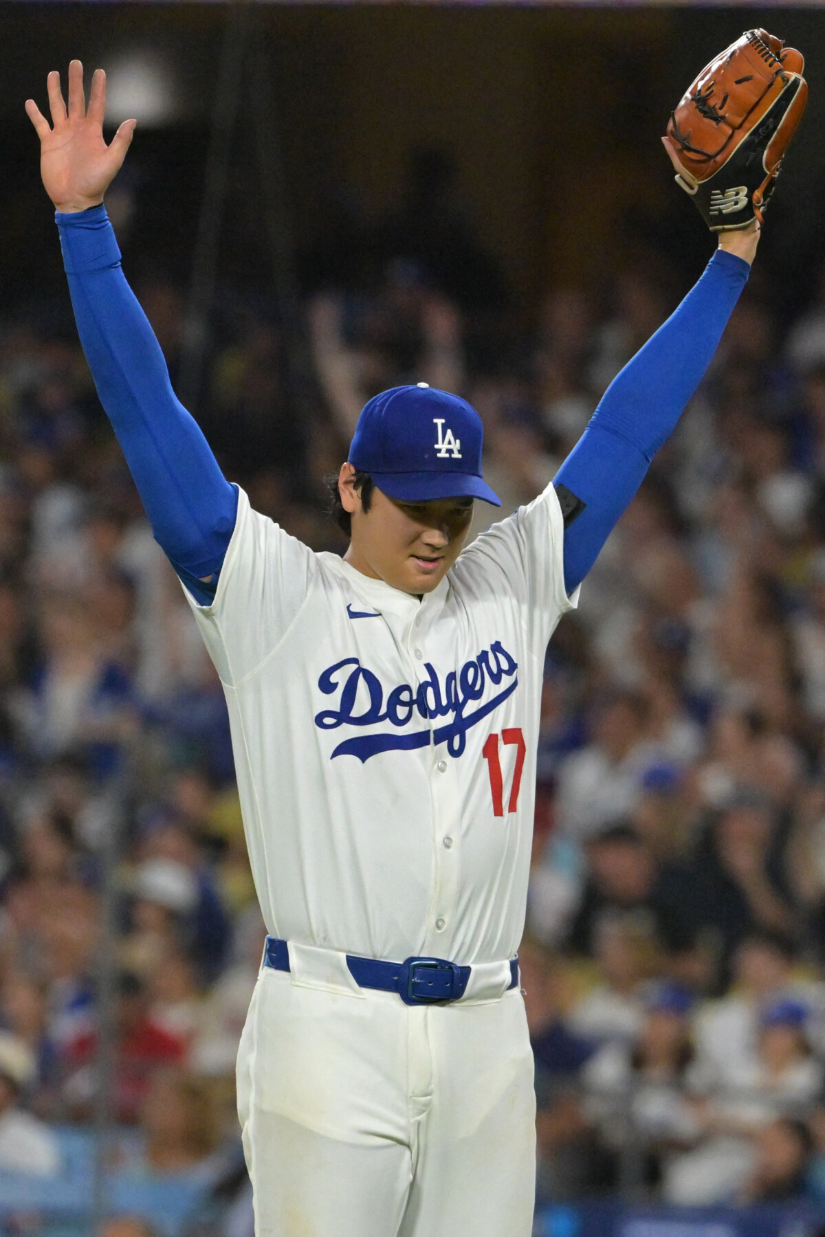 5回に大飛球を好守したコールのプレーに大谷は思わずバンザイも（写真：Imagn/ロイター/アフロ）
