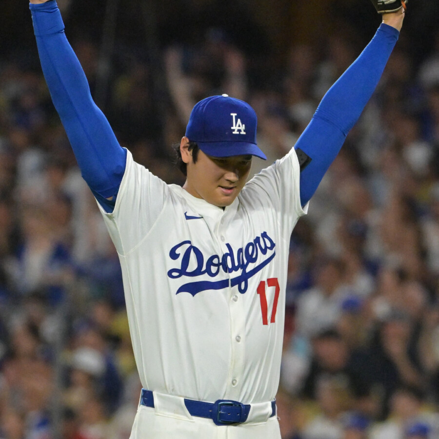 5回に大飛球を好守したコールのプレーに大谷は思わずバンザイも（写真：Imagn/ロイター/アフロ）