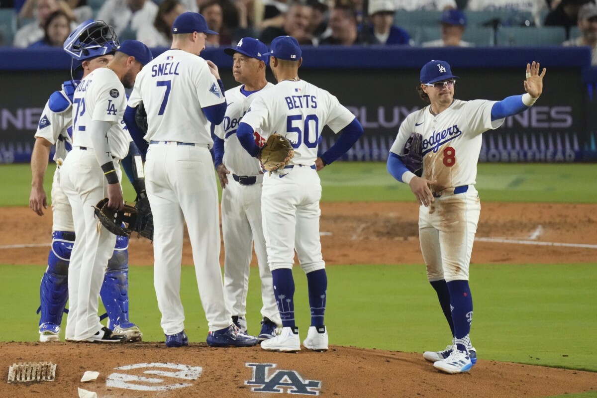 スネル（背番号７）がロバーツ監督に続投を直訴（写真・ＡＰ/アフロ）