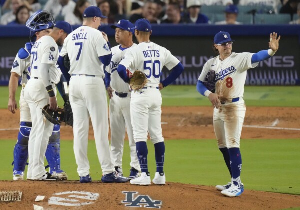 スネル（背番号７）がロバーツ監督に続投を直訴（写真・ＡＰ/アフロ）