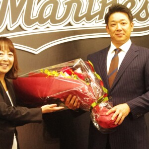 千葉ロッテのサブロー監督の就任会見に名物ウグイス嬢の谷保恵美さんがサプライズで登場