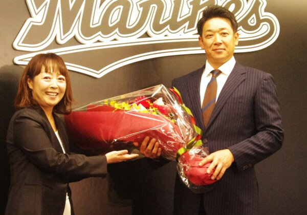 千葉ロッテのサブロー監督の就任会見に名物ウグイス嬢の谷保恵美さんがサプライズで登場