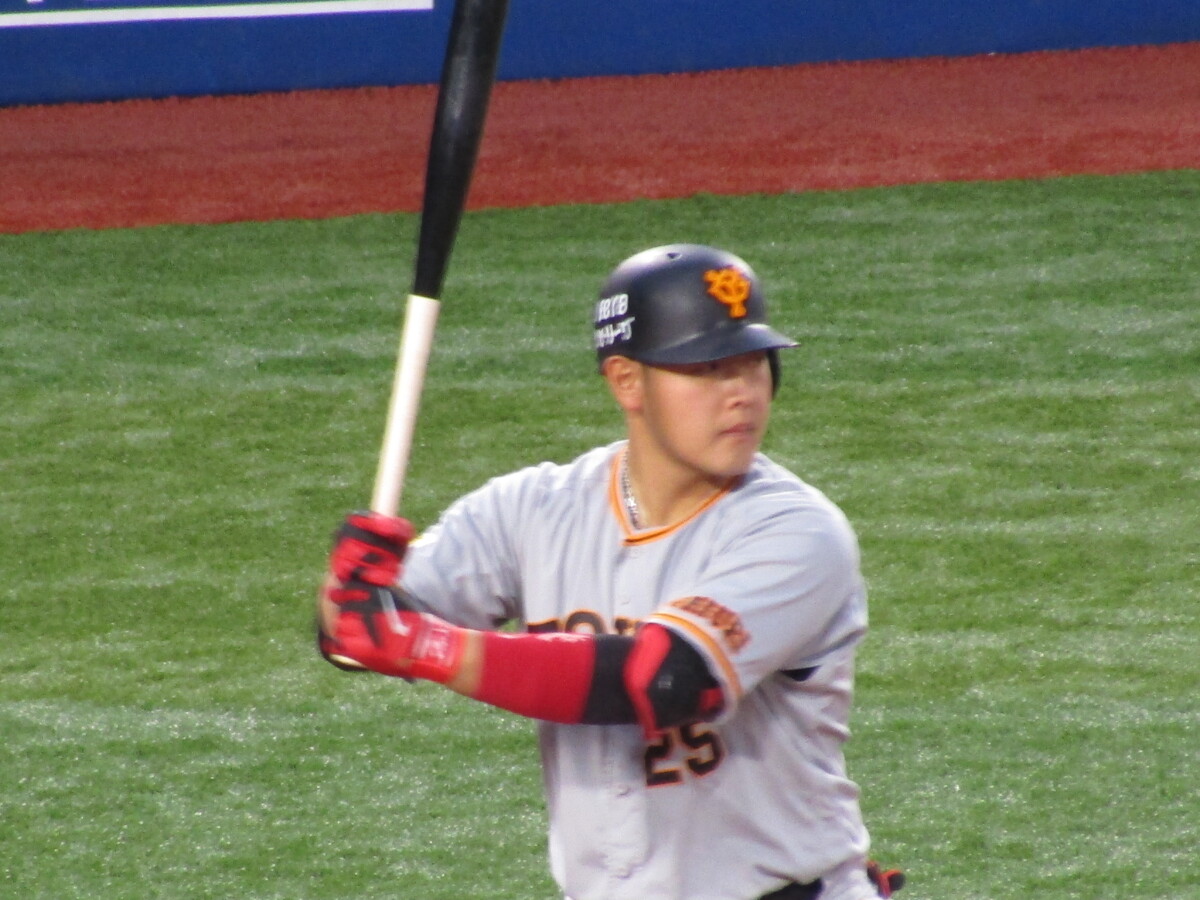 メジャーか、残留か。巨人の岡本和真の去就に注目が集まる