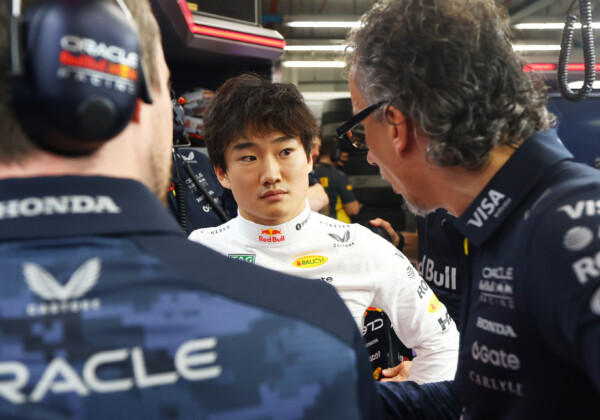 レース後に角田裕毅はメキース代表と話し合っていた（写真・Getty Images / Red Bull Content Pool)