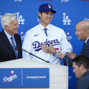 2年前の大谷翔平の入団会見でのスタン・カステンCEO（右）。左はオーナーのマーク・ウォルター（写真・AP/アフロ）
