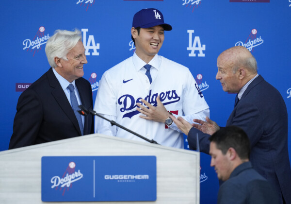2年前の大谷翔平の入団会見でのスタン・カステンCEO（右）。左はオーナーのマーク・ウォルター（写真・AP/アフロ）
