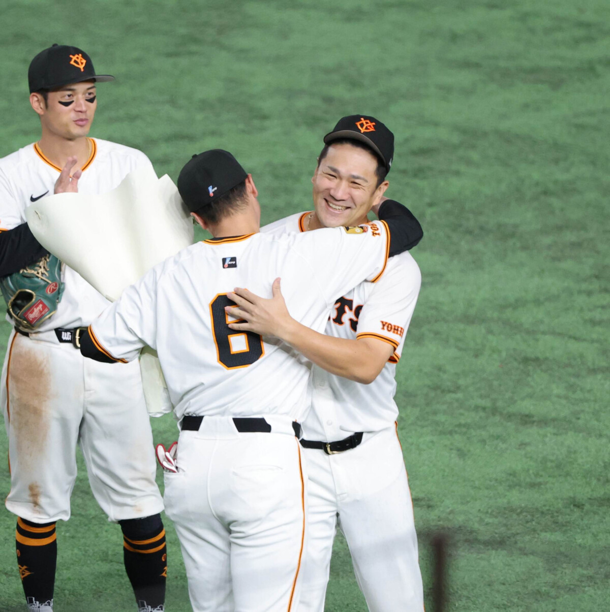 巨人の田中将大が悲願の日米200勝。坂本勇人から花束をもらい抱擁（写真・スポーツ報知/アフロ）