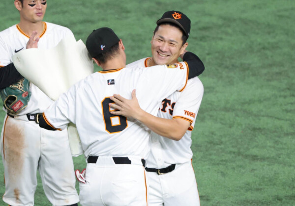 巨人の田中将大が悲願の日米200勝。坂本勇人から花束をもらい抱擁（写真・スポーツ報知/アフロ）
