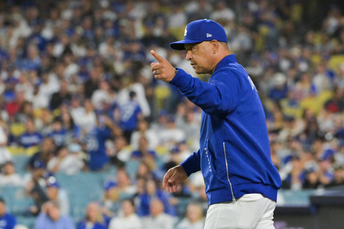 8点リードにもかかわらずブルペン陣が炎上して交代を告げるロバーツ監督にブーイングが飛んだ(写真:Imagn/ロイター/アフロ)