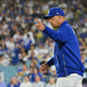 8点リードにもかかわらずブルペン陣が炎上して交代を告げるロバーツ監督にブーイングが飛んだ（写真：Imagn/ロイター/アフロ）