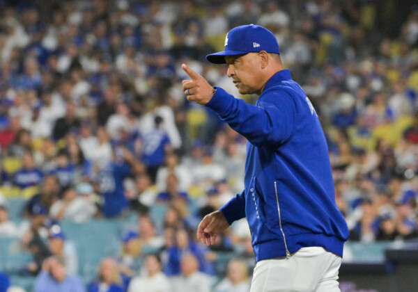 8点リードにもかかわらずブルペン陣が炎上して交代を告げるロバーツ監督にブーイングが飛んだ（写真：Imagn/ロイター/アフロ）