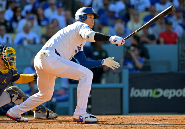 大谷翔平は崩されながらも三塁打を放ち先制点につなげた（写真：Imagn/ロイター/アフロ）