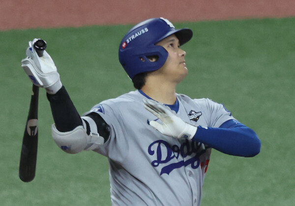 大谷翔平が9点を追う7回に意地の2ランを放つ。自身のＷシリーズ初アーチだ（写真：UPI/アフロ）