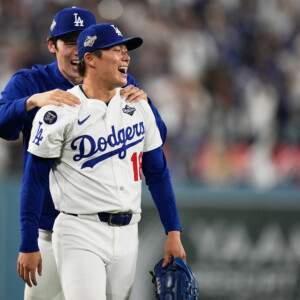 中1日での登板志願して準備していた山本由伸を佐々木郎希が労う(写真・AP/アフロ)