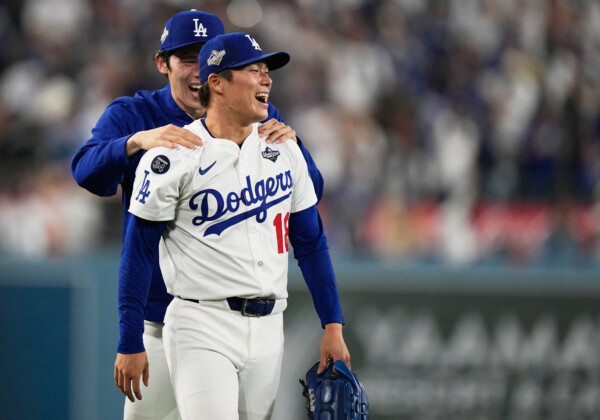 中1日での登板志願して準備していた山本由伸を佐々木郎希が労う（写真・AP/アフロ）