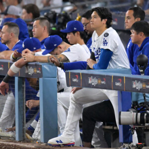 孤軍奮闘の大谷翔平が心配そうにベンチから見つめる（写真：Imagn/ロイター/アフロ）