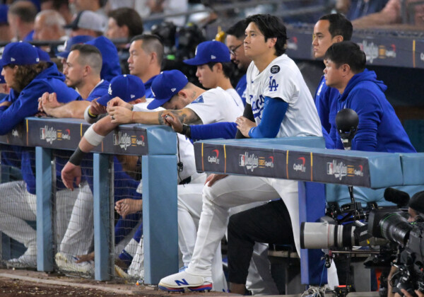 孤軍奮闘の大谷翔平が心配そうにベンチから見つめる（写真：Imagn/ロイター/アフロ）