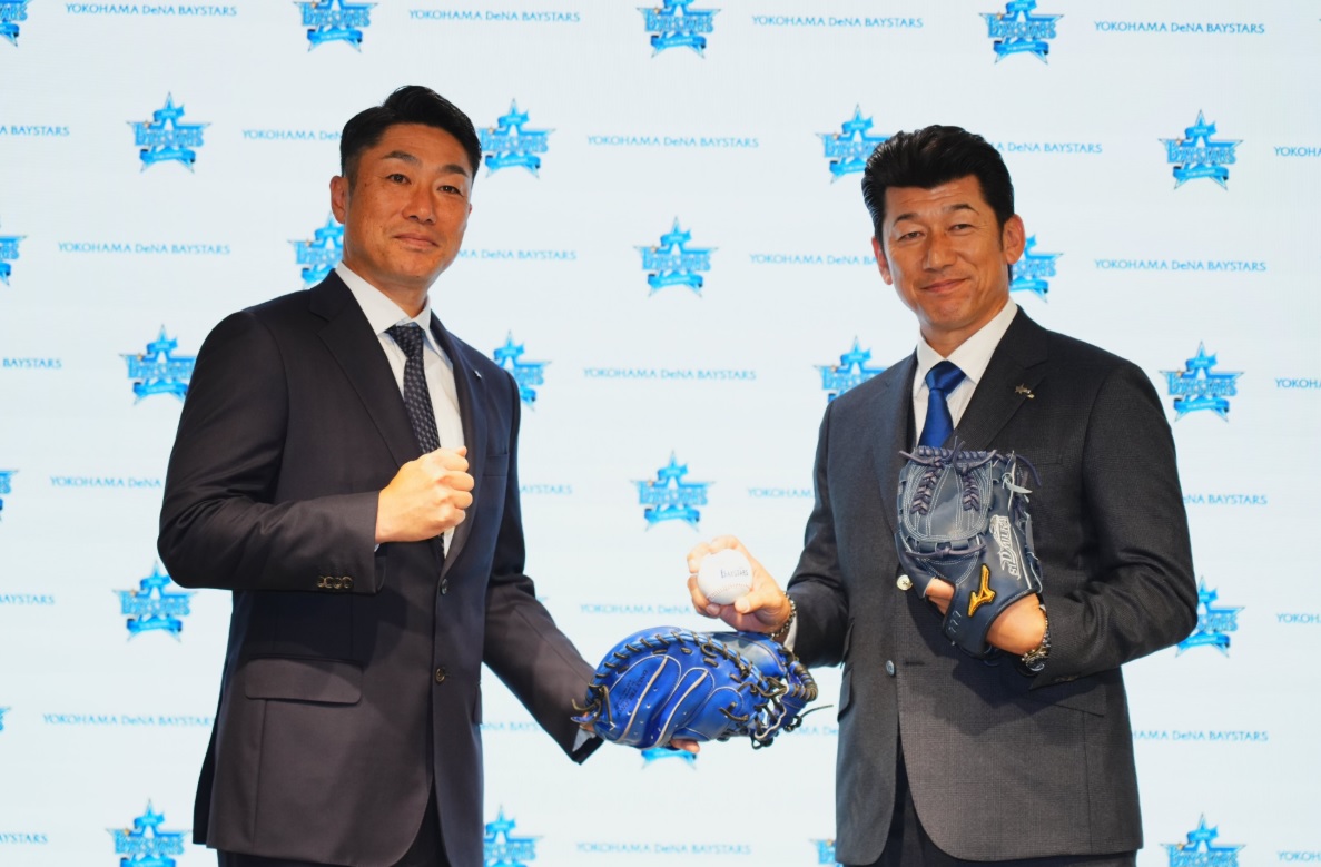 三浦前監督からバトンを渡された相川新監督(横浜DeNAベイスターズ公式Xより引用)