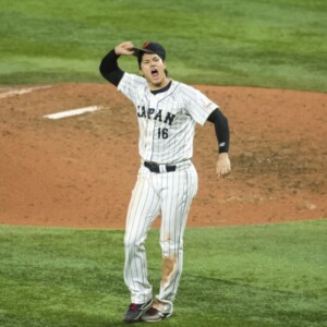 2年前のWBC決勝の再現のような大谷のリリーフ起用の可能性をロバーツ監督は否定しなかった（写真：USA TODAY Sports/ロイター/アフロ）