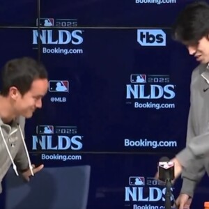 佐々木朗希の公式会見でのある奇妙な行動がＳＮＳが拡散（Jomboy Media公式Ｘより引用）