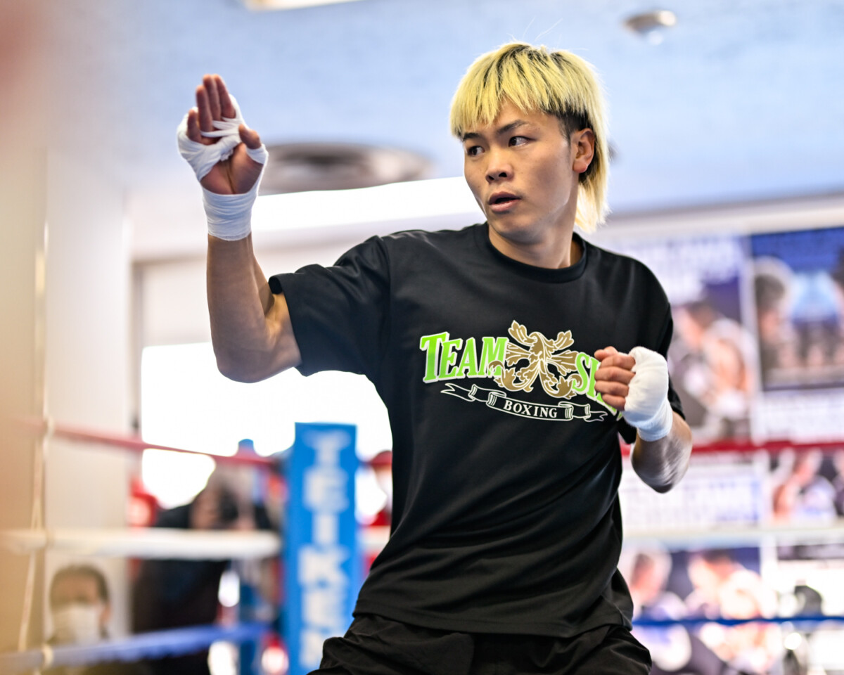 天心は構えからして普通のボクサーとは違う（写真・山口裕朗）