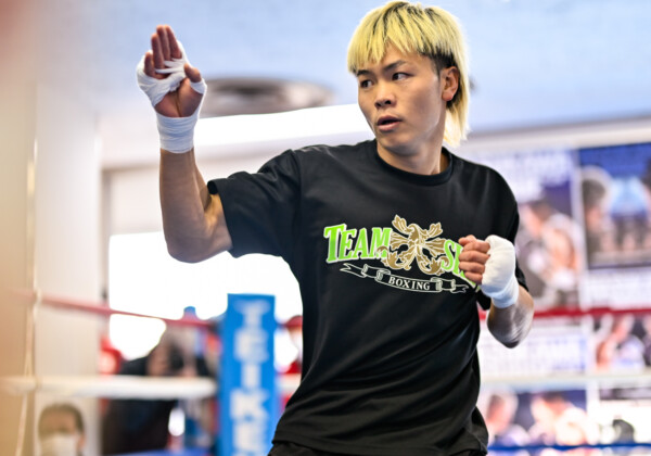 天心は構えからして普通のボクサーとは違う（写真・山口裕朗）