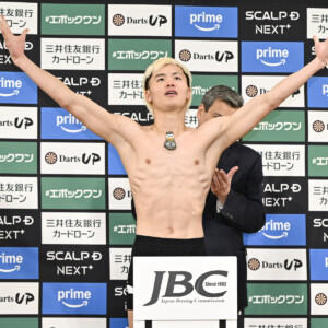 天心は計量後にポーズをとる（写真・山口裕朗）