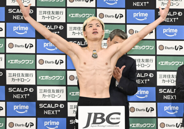 天心は計量後にポーズをとる（写真・山口裕朗）