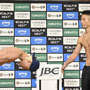 天心と拓真がフェイスオフ（写真・山口裕朗）