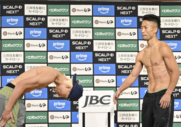 天心と拓真がフェイスオフ（写真・山口裕朗）