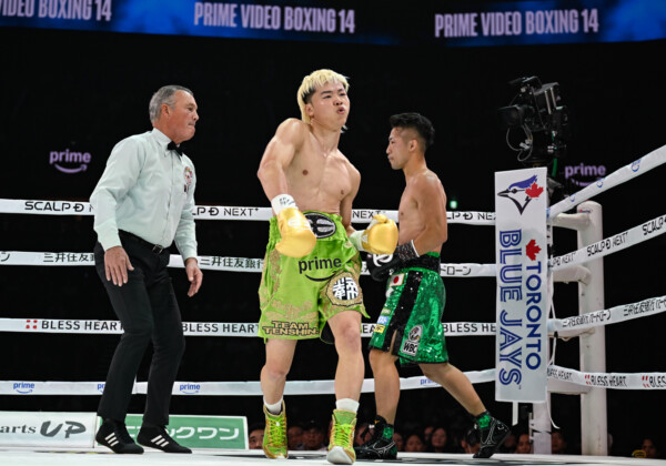 コーナーポストに掲載されたブルージェイズのロゴ。実はメジャーリーグ機構の許可を取っていない違反行為だった（写真・山口裕朗）