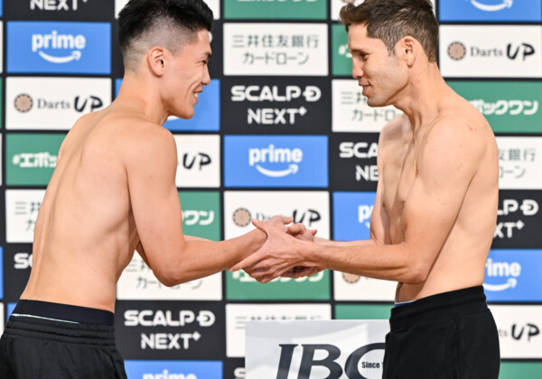 プロ3戦目vsプロ51戦となる世界前哨戦。坪井はクアドラスが笑顔で握手した（写真・山口裕朗）