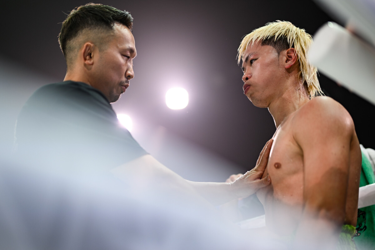 粟生トレーナーは天心と緊急反省会を開いた（写真・山口裕朗）