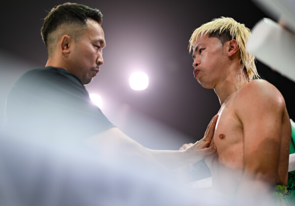 粟生トレーナーは天心と緊急反省会を開いた（写真・山口裕朗）