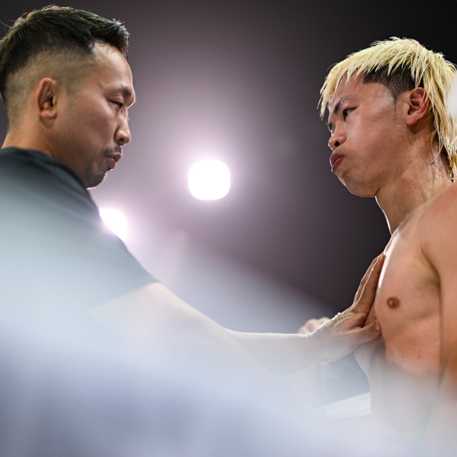 粟生トレーナーは天心と緊急反省会を開いた（写真・山口裕朗）