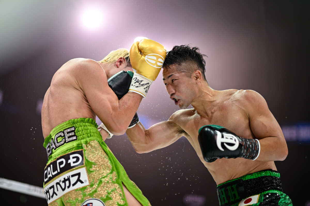 接近戦で天心にアッパーを打ち込む拓真。この距離が天心の弱点だった（写真・山口裕朗）