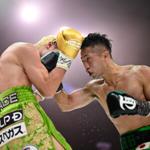 接近戦で天心にアッパーを打ち込む拓真。この距離が天心の弱点だった（写真・山口裕朗）