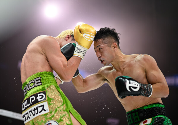 接近戦で天心にアッパーを打ち込む拓真。この距離が天心の弱点だった（写真・山口裕朗）