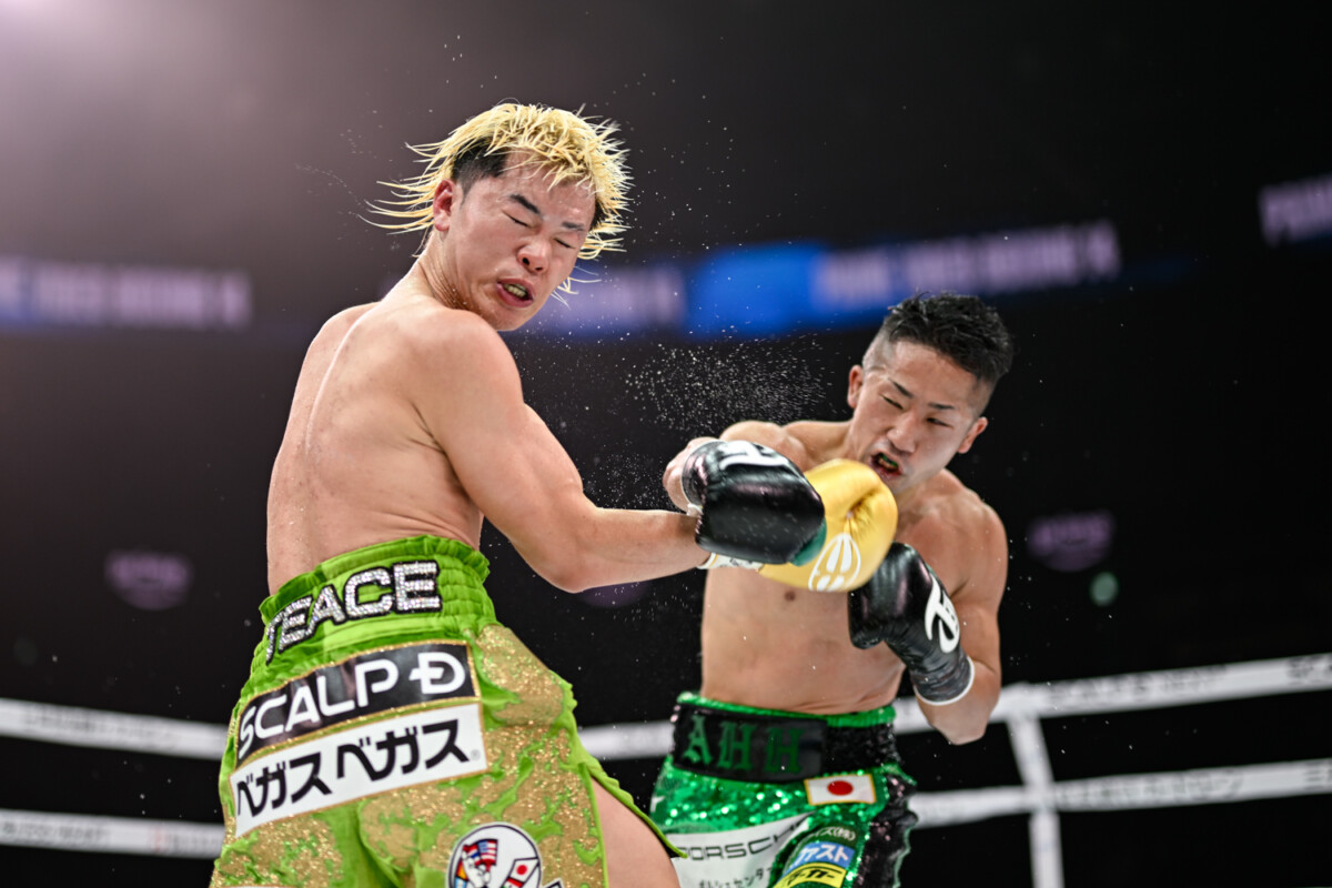 拓真の右ストレートが天心に炸裂した（写真・山口裕朗）