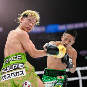 拓真の右ストレートが天心に炸裂した（写真・山口裕朗）