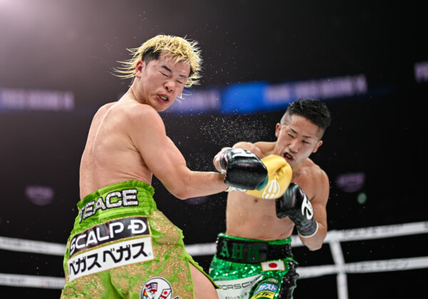 拓真の右ストレートが天心に炸裂した（写真・山口裕朗）