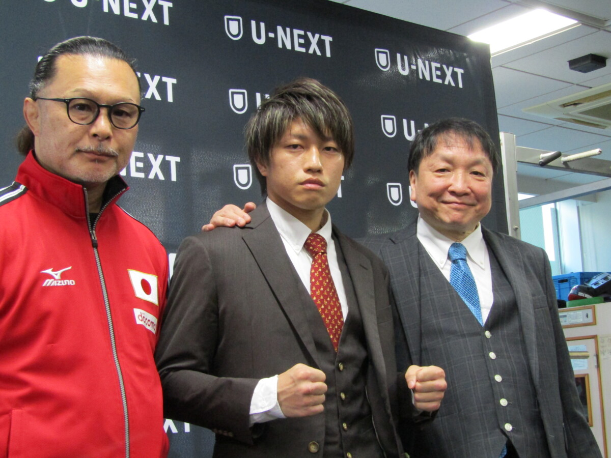 代役での緊急世界挑戦が決まった桑原拓（中）。大橋会長、松本トレーナーが奪取に期待を寄せる