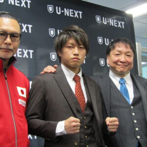 代役での緊急世界挑戦が決まった桑原拓（中）。大橋会長、松本トレーナーが奪取に期待を寄せる