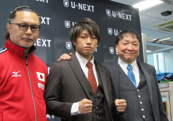 代役での緊急世界挑戦が決まった桑原拓（中）。大橋会長、松本トレーナーが奪取に期待を寄せる