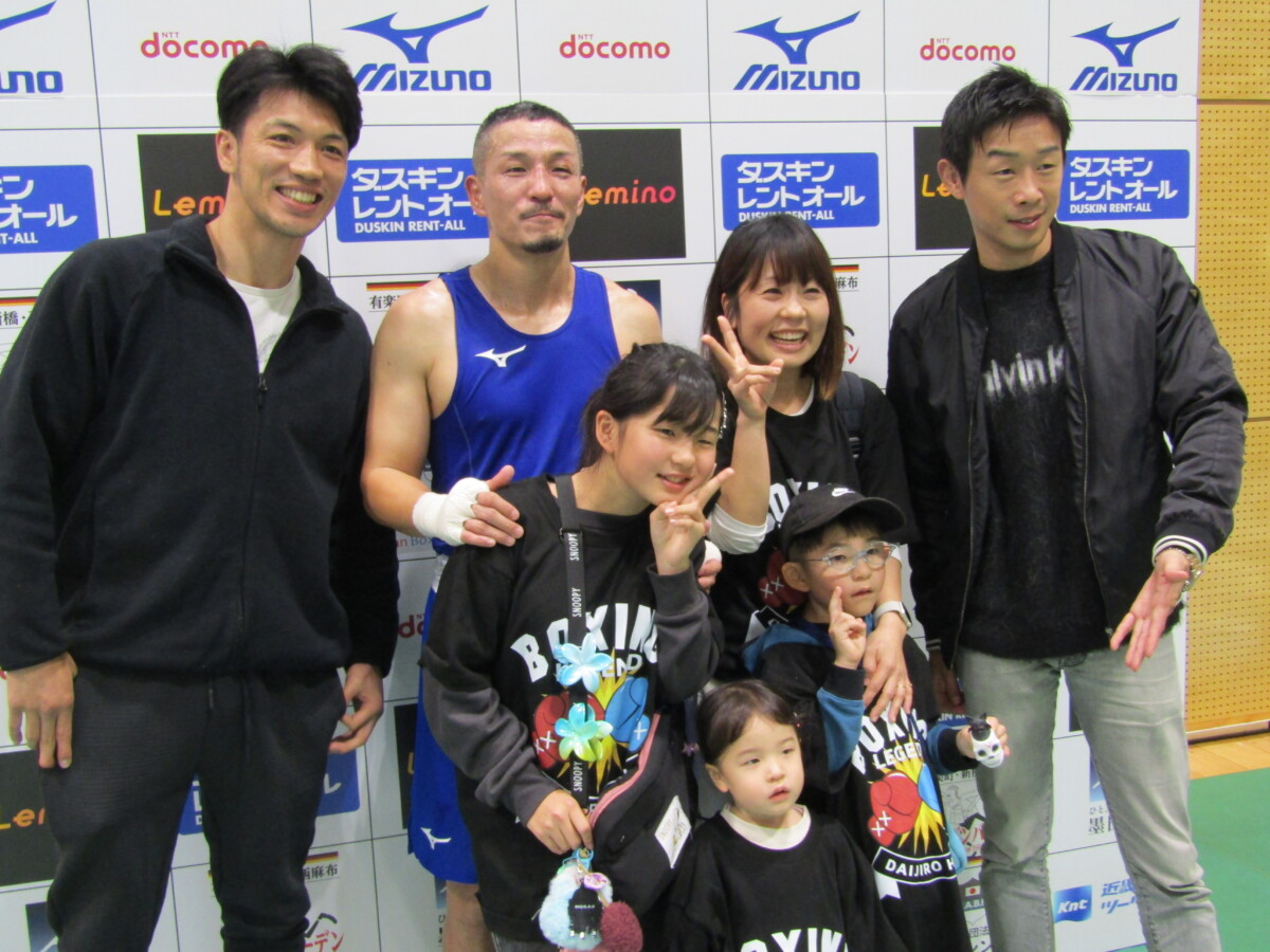 同期の星大二郎の応援に駆け付けた村田諒太と清水聡。中央は星の家族だ