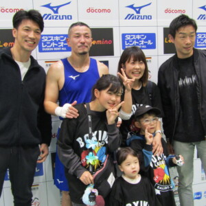 同期の星大二郎の応援に駆け付けた村田諒太と清水聡。中央は星の家族だ