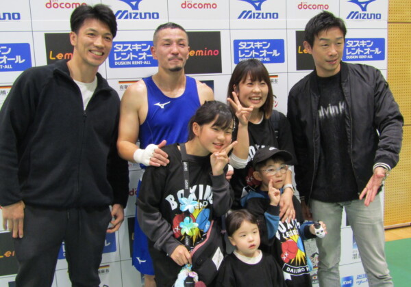 同期の星大二郎の応援に駆け付けた村田諒太と清水聡。中央は星の家族だ