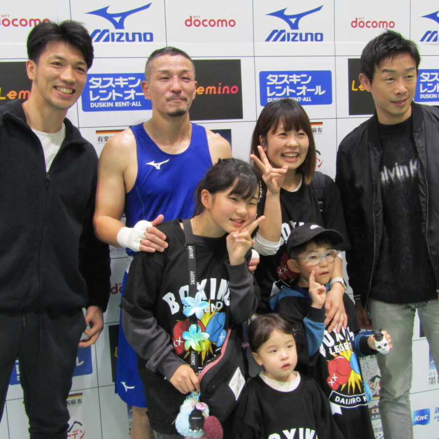 同期の星大二郎の応援に駆け付けた村田諒太と清水聡。中央は星の家族だ