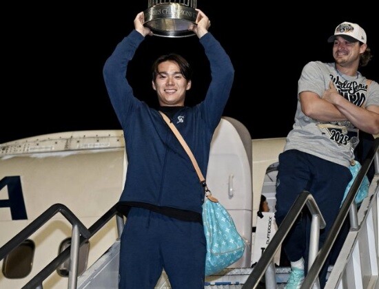 山本由伸がＷチャンピオントロフィーと共にロスに帰還（ロサンゼルスドジャース公式Ｘより）